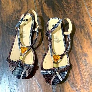 H&M sandals reptile 🦎 pattern